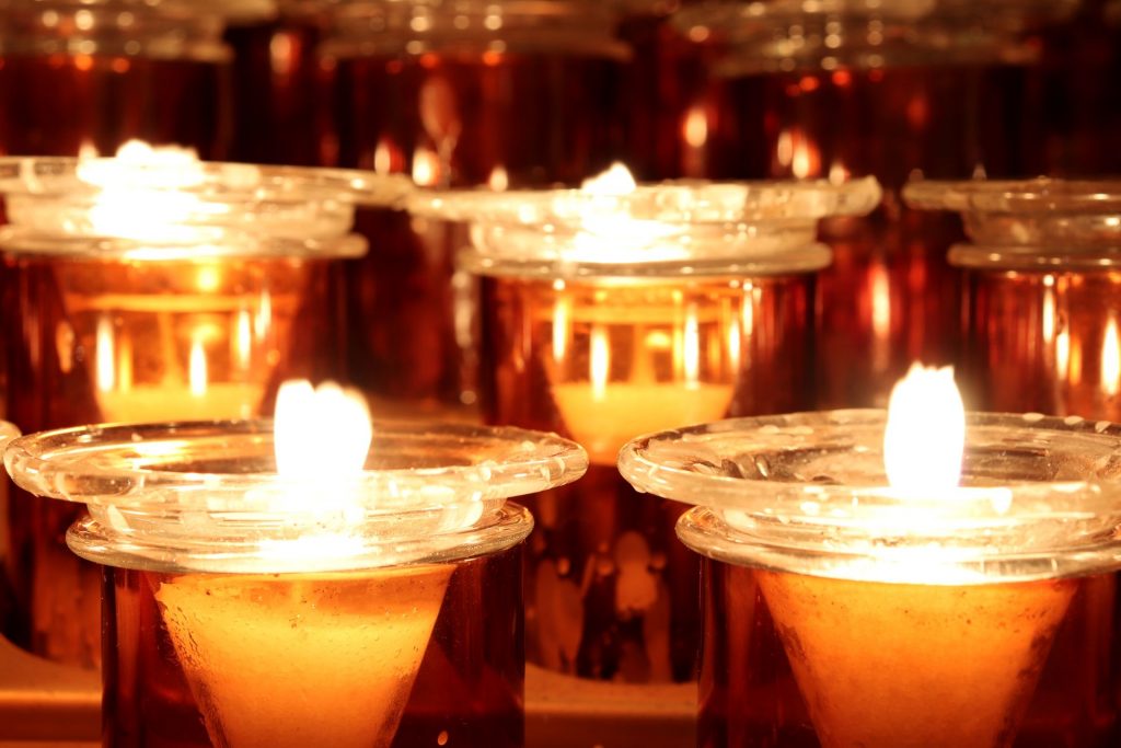 C’est ainsi que la fête des Lumières a vu le jour : depuis lors, les habitants de la ville disposent chaque année des lumignons à leurs fenêtres, à la date du 8 décembre.